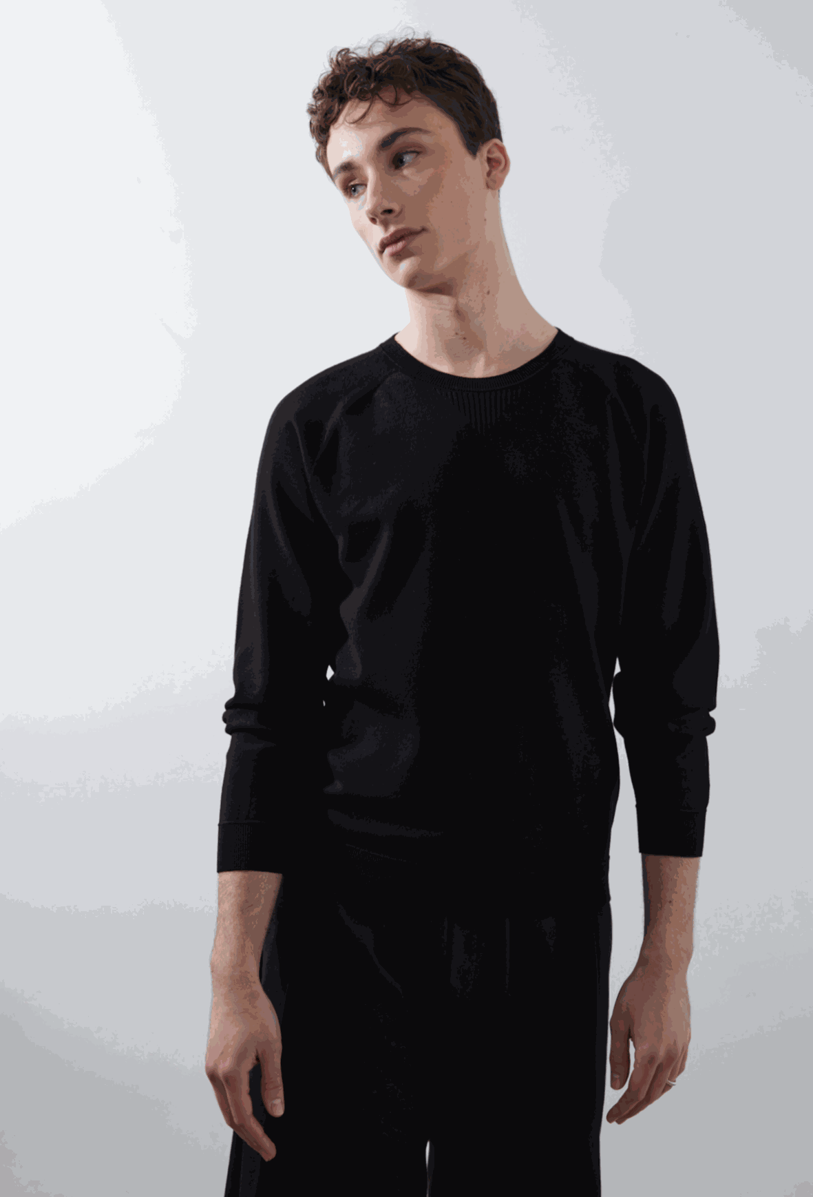 Dust Pullover in black, featuring raglan sleeves and crewneck collar for a sporty look.