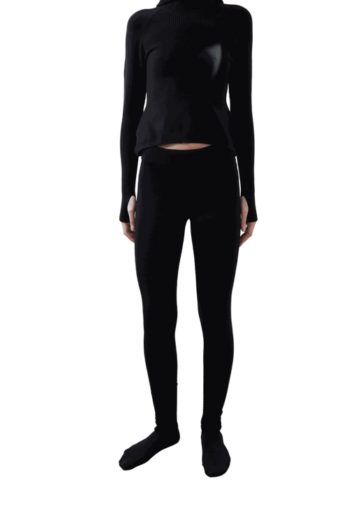 Arca Legging in black worn with matching top, showcasing a seamless and sleek design.